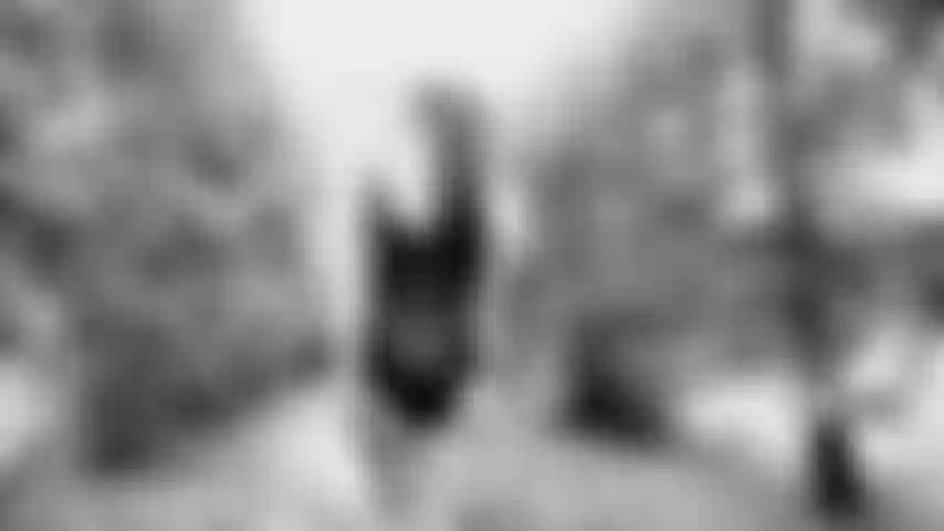 L'amante di halloween cammina nel parco. Le tette di molly mostrano video hot pubblici!