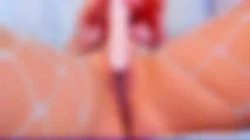 Un giocattolo da spettacolo da vicino con la vagina rosa super bagnata.