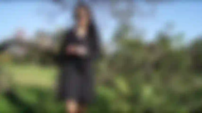 Faccio nudi flash e fumo in pubblico. Parte 1, mostro la mia figa calda e le mie tette in pubblico. Fumo il segno e faccio i lampeggianti.