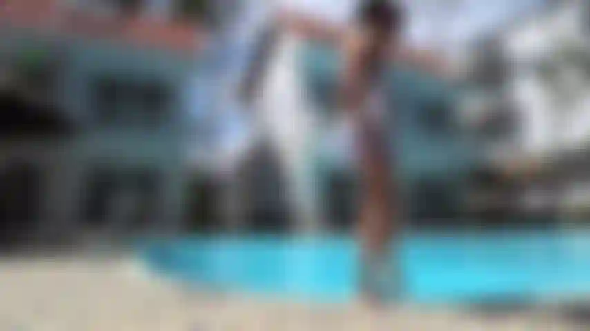 Feticista dei vestiti bagnati. Video personalizzato per amanti dell'acqua e feticisti del nuoto. Nessuna ragazza nuda che nuota. Pool. All'aperto.