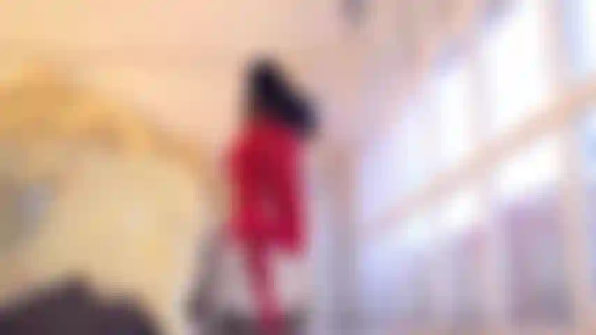 Una ragazza in topless che provoca con i collant6 una danza stuzzicante in calze di nylon rosse.