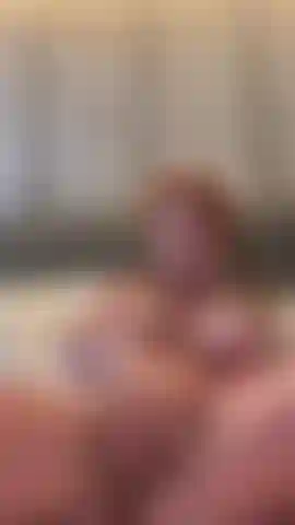 Che viene sul mio dildo nel letto del mio hotel.