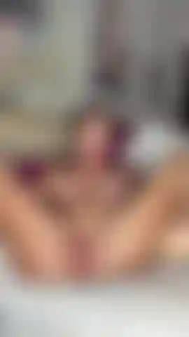 Gioco con la figa nuda.