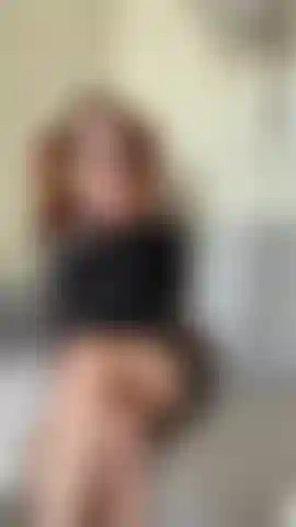 Occhiali sexy e una lbd sul divano con 2 dildo che mi danno piacere.