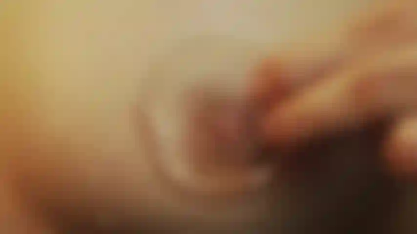 Capezzoli caldi e ghiaccio che si scioglie dal piacere.