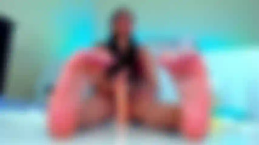 Faccio sesso orale con le mani e ho una visuale perfetta delle piante dei piedi.