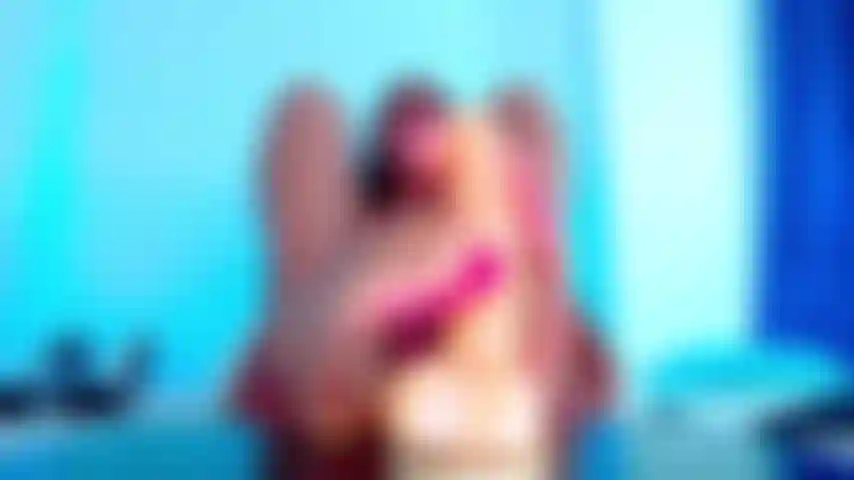 Faccio un footjob con smalto rosa.