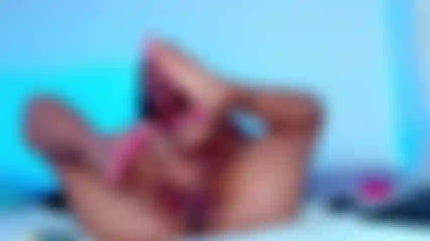 Calda, mi succhia i piedi e mi scopa la figa allo stesso tempo.