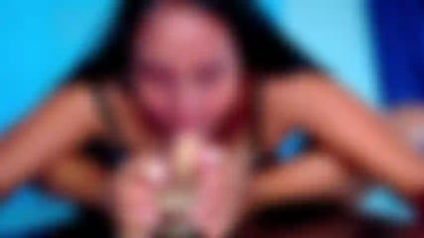 Faccio un pompino con i piedi/cavalco il cazzo.