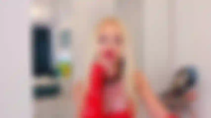 La tua dea è tutta in lattice rosso, con abito e stivali in mostra.