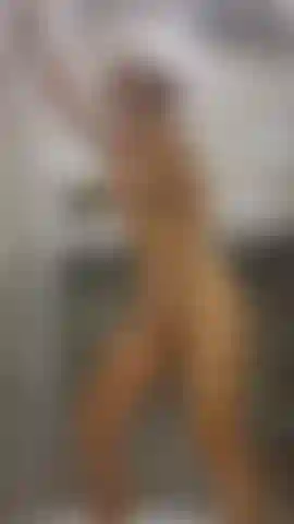 Mi masturbo sotto la doccia.