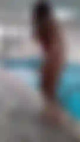 Scena della piscina.