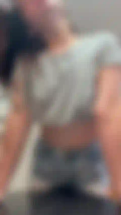 Mi struscio la figa contro l'angolo del tavolo... Troppo arrapata.