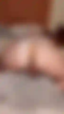 Gioco di fica da vicino in lingerie bianca.