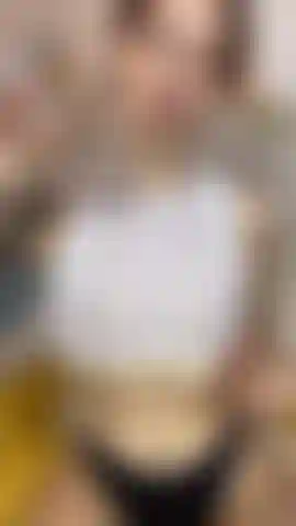 Piccole tette oliate e contatto visivo.