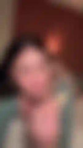 Mangia dolci alla cannella a piedi nudi e in lingerie.