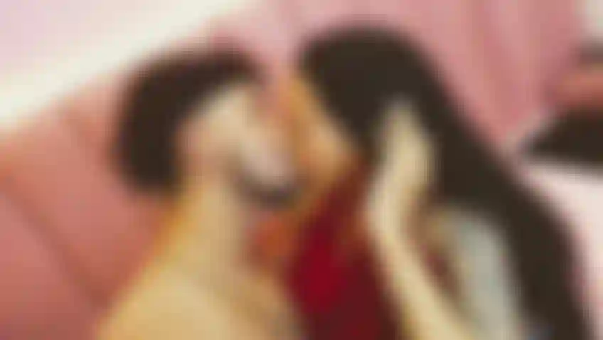 Lasciati trasportare dall'intensità di baci lenti e provocatori che risvegliano tutti i tuoi sensi."💋.