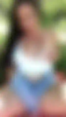 La masturbazione pubblica in un parco finisce con uno schizzo enorme! Mi sentivo avventurosa, così mi sono spogliata nel mezzo di un parco pubblico e ho giocato con il mio giocattolo finché non ho schizzato come una fontana! Ho sempre pensato che a questo parco mancasse una fontana.