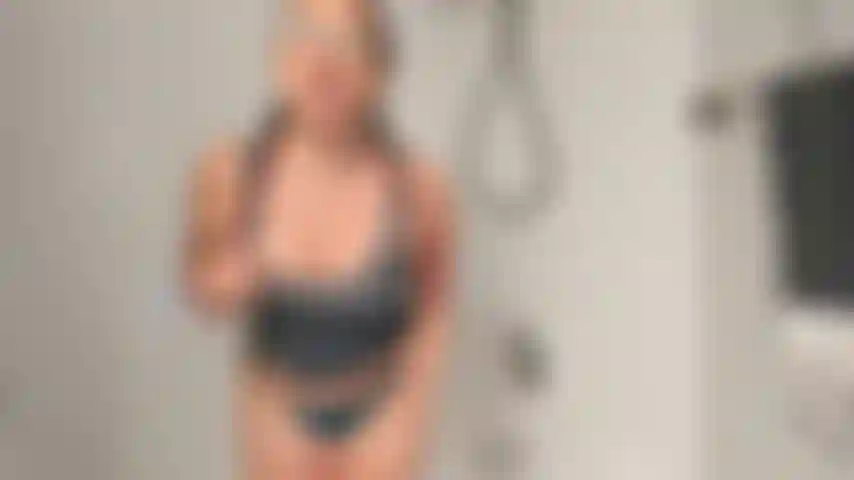 La sottomessa morgan si versa un litro di latte sulla testa! Video personalizzato per italianstud.