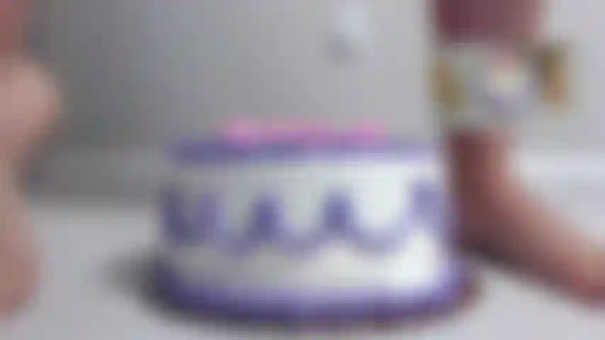 Fracassando la mia torta cammiversary con i miei piedi nudi! Un casino enorme e divento birichina lungo la strada.