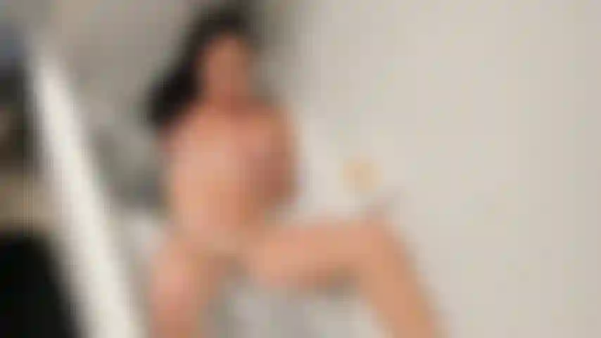 Un bagnoschiuma insaponato si trasforma in una sborrata quando comincio a stuzzicarmi la figa e il culo con le dita prima di finire con il mio soffione pulsante della doccia.