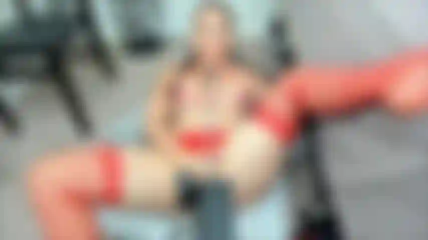 Sciatta, bagnata e disordinata che scopa con la mia macchina! Sbavando sulle mie tette nelle mie calze a rete rosse!