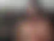 Morgan si scopa le tette con il suo dildo rosa preferito e gole profonde fino a quando non ha il vomito.