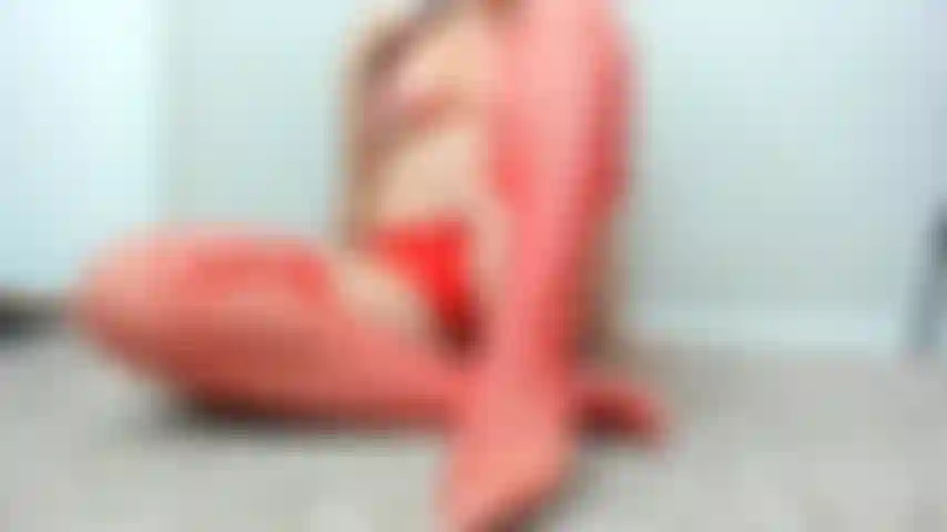 Provoco e rifiuto nelle mie calze a rete rosse.. Accarezza il tuo cazzo fino ai miei piedi da schiava a rete perché questo è l'unico materiale da sega che riceverai oggi.