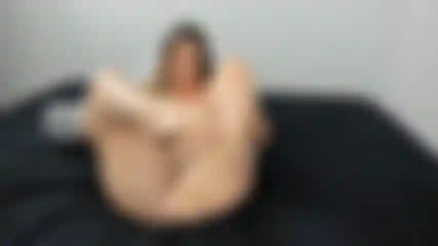 Accarezzando il tuo cazzo palpitante con le dita dei piedi e le piante dei piedi sexy fino a ricoprirle con la tua sborra!! Squirting dildo!