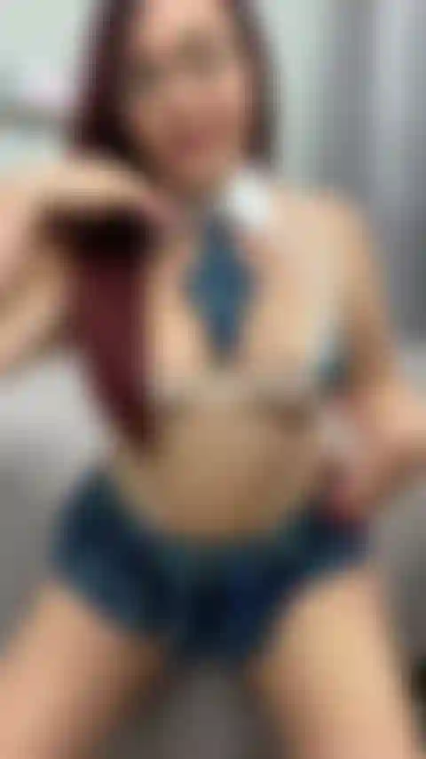 Sto scherzando e stuzzicando la mia figa bagnata nella mia minuscola uniforme scolastica!