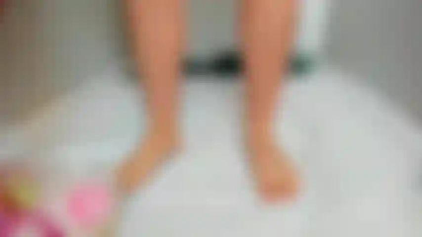 ** Cbt** che fa scoppiare palloncini d'acqua con i piedi, i tacchi alti e il corpo nudo!!