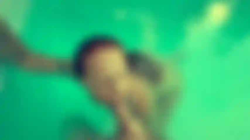 Sesso in piscina! Sculacciate, cavalcare il cazzo, pompino, saliva, tonnellate di onde!