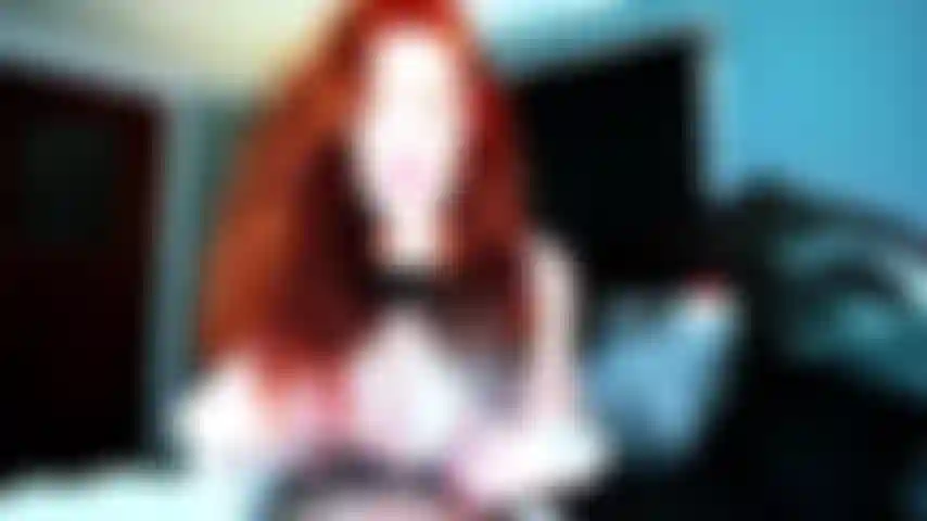 Succhia un vibratore con tanto sputo.