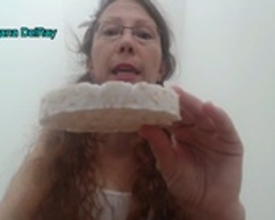 La ragazza giantess fa indossare un pannolino alla sua babysitter rimpicciolita (gigantessa, feticcio che si restringe, feticcio del pannolino).