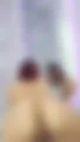 Che si sculaccia il culo nuda.