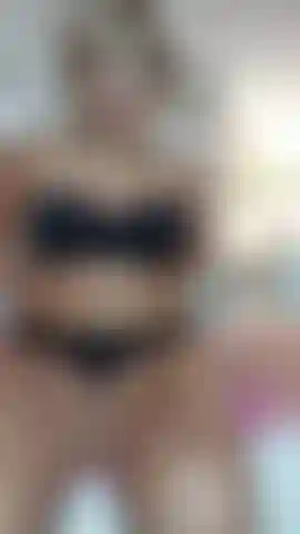 Una milf che mostra il suo corpo sexy.