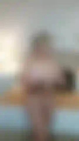 Che fa twerking con l'olio nel culo.