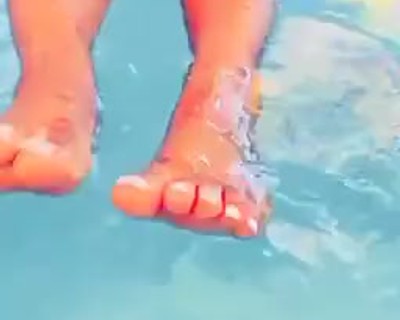 Feticista dei piedi in piscina.