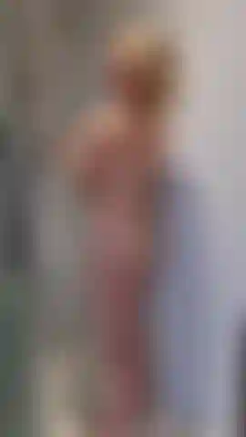 Guardami mentre faccio la doccia.