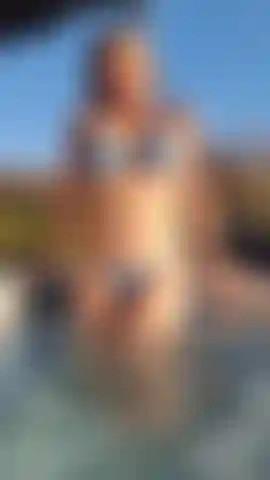 Uno spogliarello provocante nella vasca idromassaggio.