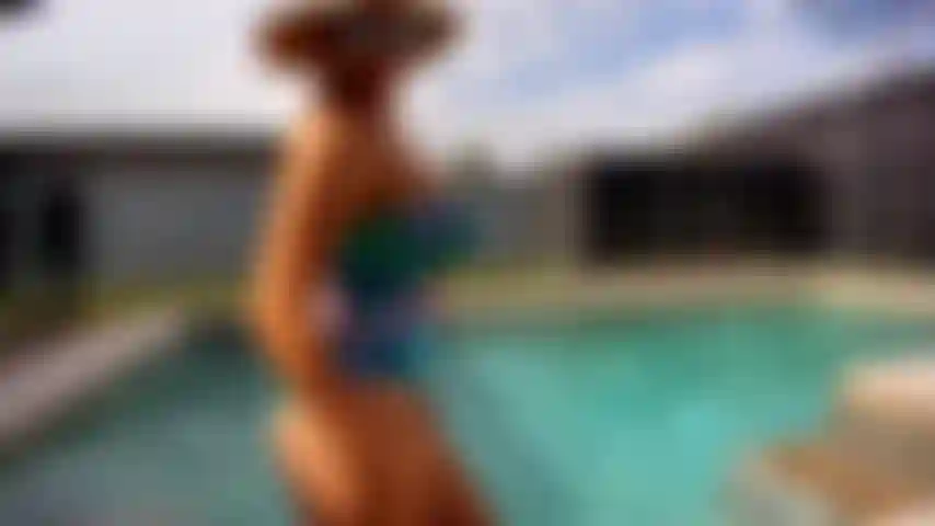 Cazzo in piscina. Nuoto stuzzicando il tuo cazzo. Il giocattolo del ragazzo torso sentirà le mie labbra superiore e inferiore attorno ad esso.