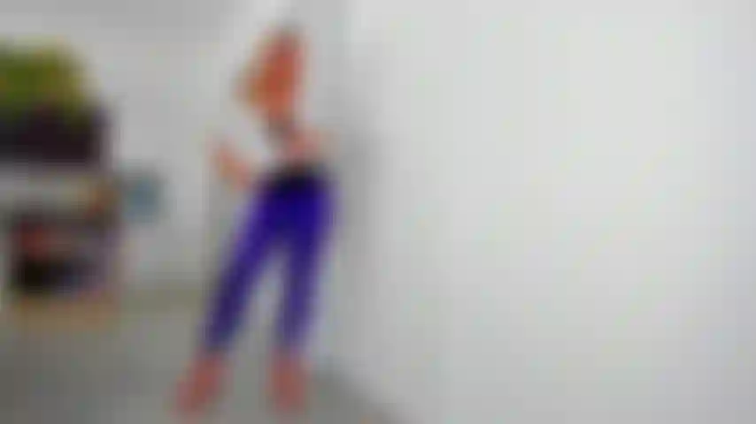 La mamma del migliore amico ti fa un salto veloce mentre il tuo amico è via. I suoi pantaloni in lattice e le sue tette sexy ti faranno esplodere davvero velocemente.