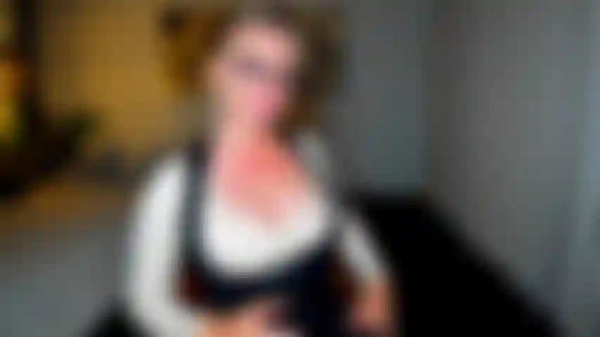 Un gioco di ruolo sporco. Resto con il mio collega dave dopo la presentazione, su cui non riusciva a concentrarsi. Il mio vestito gli ha spento il cervello e ha acceso il cazzo. Dovevo aiutarlo. Abbiamo fatto sesso selvaggio, usando il mio vibratore sul clitoride finché non siamo venuti entrambi con forza.