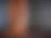 Concentrati sui miei piedi. Ti è permesso solo venire sui miei piedi. Dato che vuoi essere il mio bravo ragazzino, mangerai il tuo sperma.