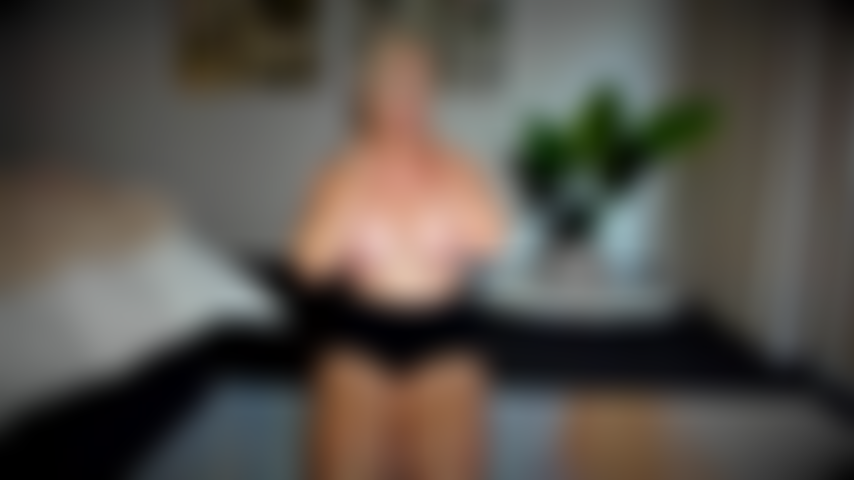 Yoga in topless con lindsay. Lascia respirare e ridurre la tensione nella parte superiore del corpo.