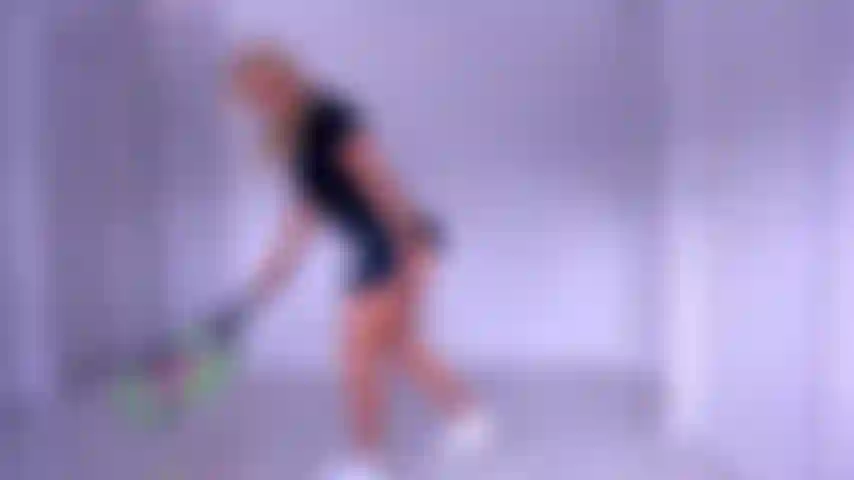 Se mi vedessi su un campo da tennis non sapresti cosa fare, ma qui puoi adorare e tirare il tuo cazzo duro al mio culo che ti possiede.