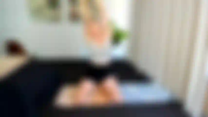 Una sexy istruttrice di yoga ti seduce e ti scopa a morte, permettendoti di darle un bel viso caldo.