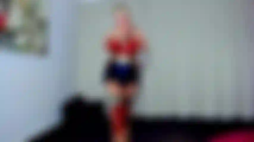 Succhia e scopa lo strap-on di wonder woman come una troia sporca.