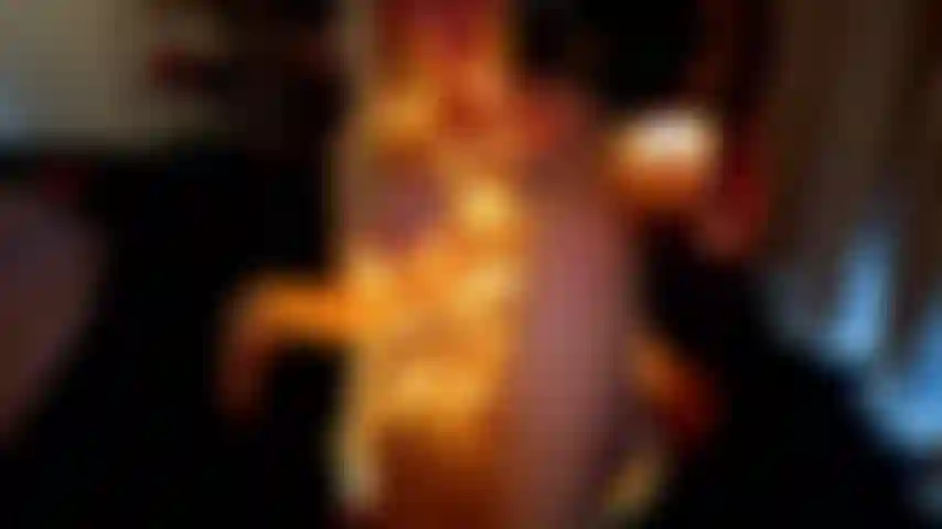 Un bagliore di luce orgasmola stanza si è fatta buia… poi le luci hanno iniziato a illuminarmi e io divento sempre più trasgressiva. Mi sto solo facendo venire mentre tu mi guardi.
