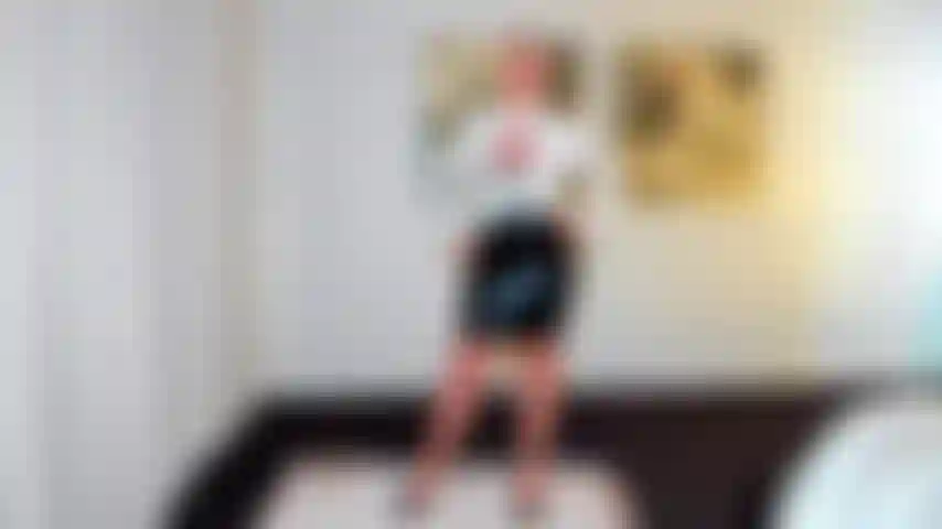 Il joi dell'insegnante per migliorare la tua concentrazione in classe, so quanto posso distrarre indossando la mia gonna di lattice. Voglio davvero che tu abbia successo. Togliamo la tua tensione sessuale e miglioriamo la tua concentrazione.